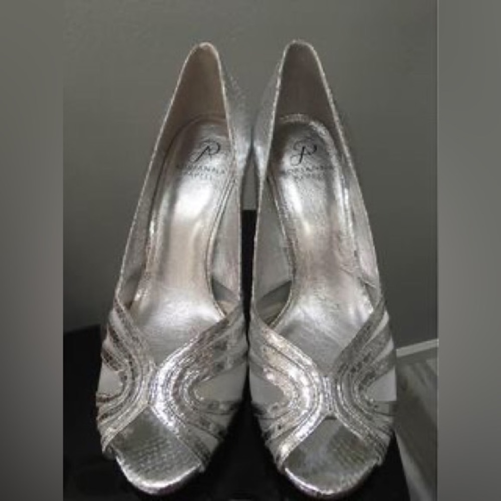 Adrianna Papell
Silver Metals,Fergie Peep Toe Pumps
Size: US 8.5 - Picture 1 of 5
